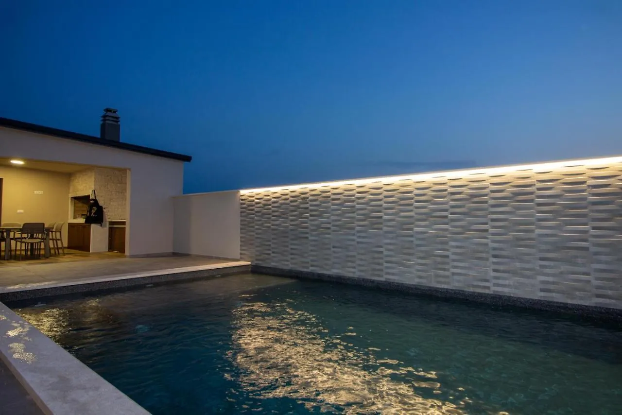 Amazing Villa Ani With Pool & Whirpool Near The Beach - Wiibuk 풀라