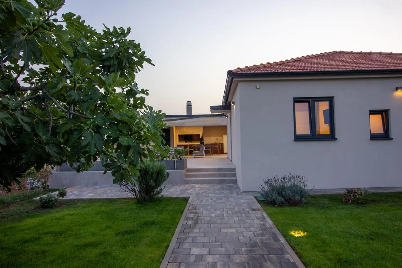 Amazing Villa Ani With Pool & Whirpool Near The Beach - Wiibuk 풀라